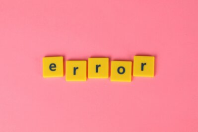 Pantalla web con advertencias de error y seguridad