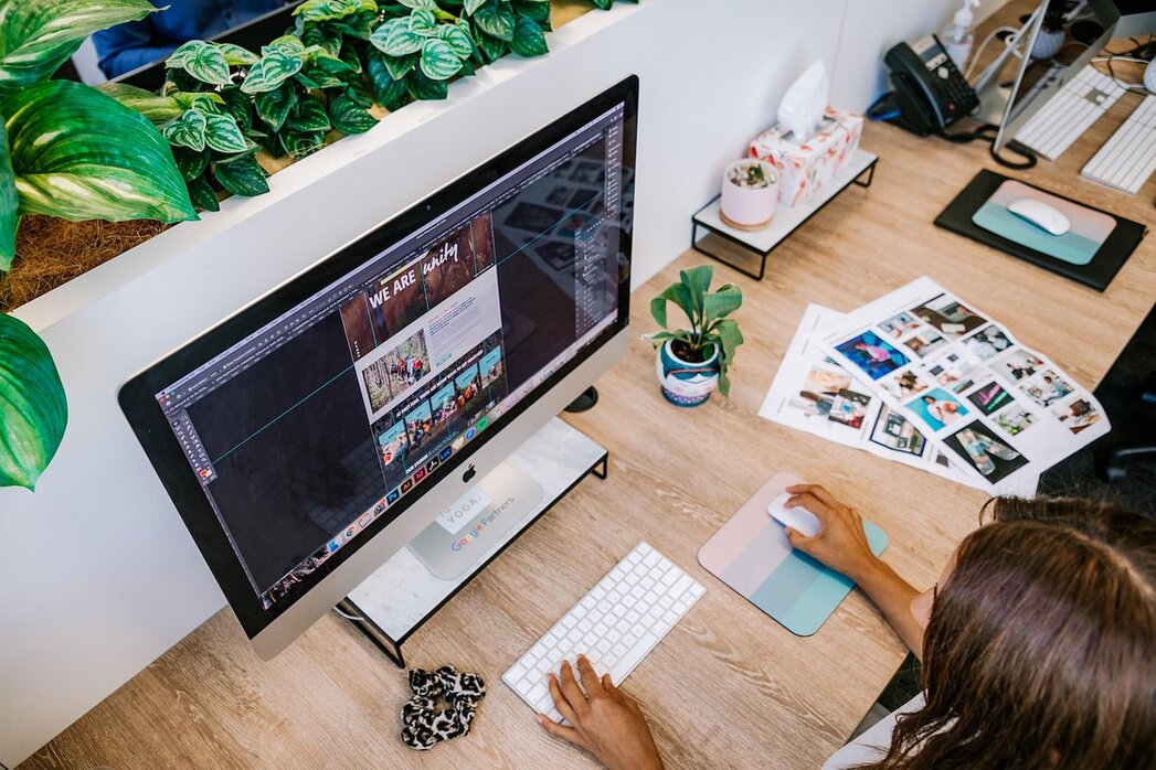 Panel de analítica web mostrando mejoras de posicionamiento SEO